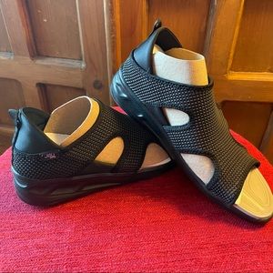 JBU Sport by Jambu Black Nadine Cut Out Open Toe Mesh Low Sandals 10